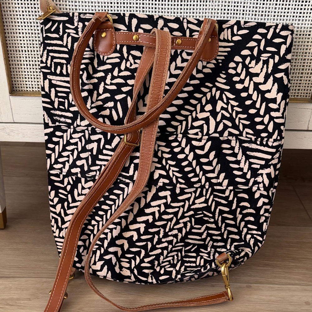 Stylish Black and Cream Tote Bag - Picture 4 of 7
